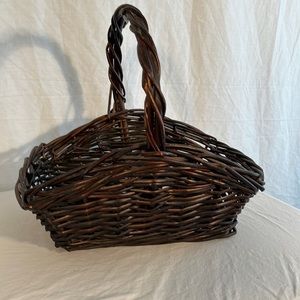 Beautiful vintage rectangular basket in rich chocolate brown🐣